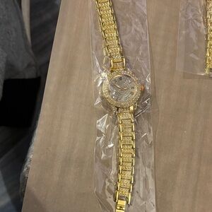 Luxurious Gold Women's Watch with Crystal Detailing
